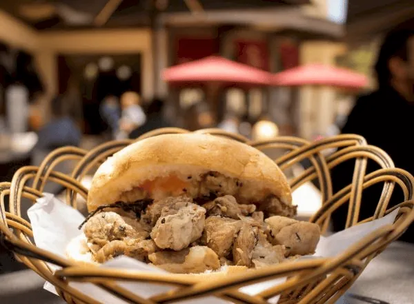 Carne de vinha d'alhos in bolo do caco